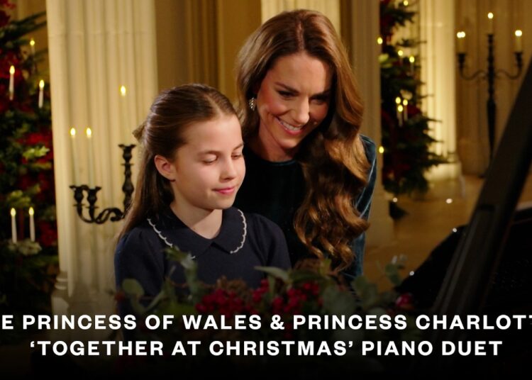 Dueto de piano de Natal da princesa Kate e da princesa Charlotte