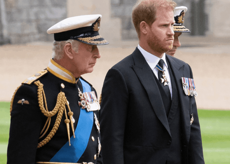 É improvável que o Rei Charles convide o Príncipe Harry para o Natal Real - Especialista