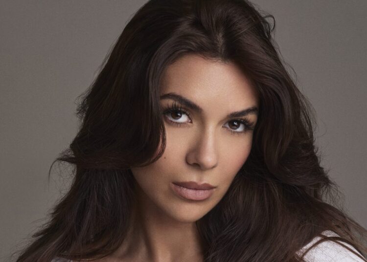 Ekin-Su Culculoglu assina com WME e Atlas Entertainment