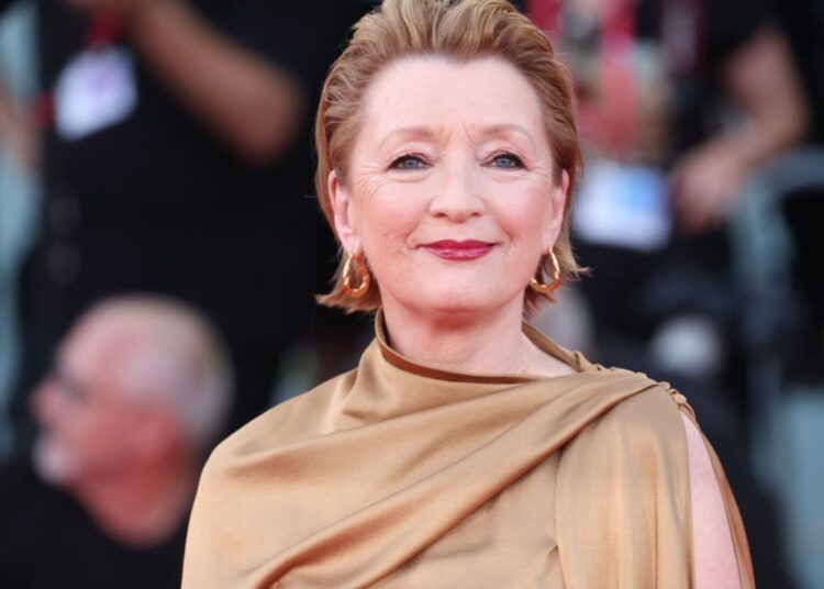 'Ela adora uma pegadinha' - Lesley Manville relembra uma ocasião hilária em que sua boa amiga Judi Dench a fez molhar-se no palco