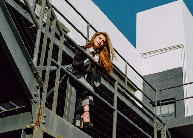 Ella Anderson encontra seu ritmo em 'Song Sung Blue'