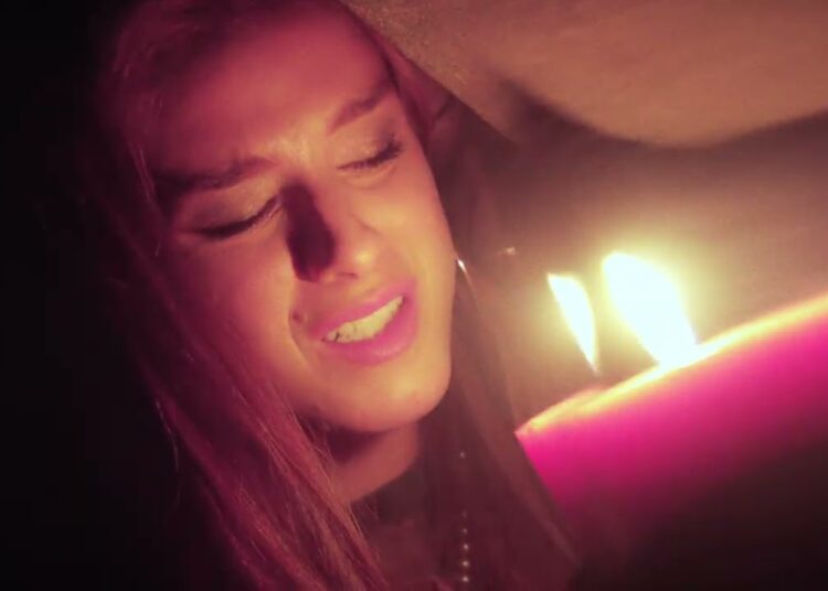 Ella Collier lança novo hino ‘Sleepwalking’