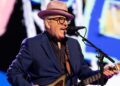 Elvis Costello aparecendo no próximo episódio da nova série de performances da MGM + 'Words + Music'; Anuncia Programas Principais de 2026 no Reino Unido