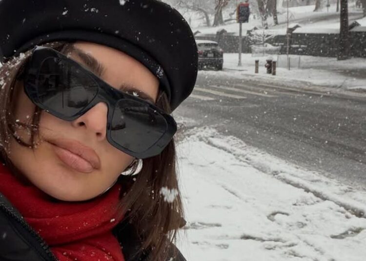 Emily Ratajkowski assina esta boina favorita das celebridades