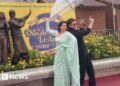 Estátua das estrelas de Bollywood Shah Rukh Khan e Kajol inaugurada em Londres