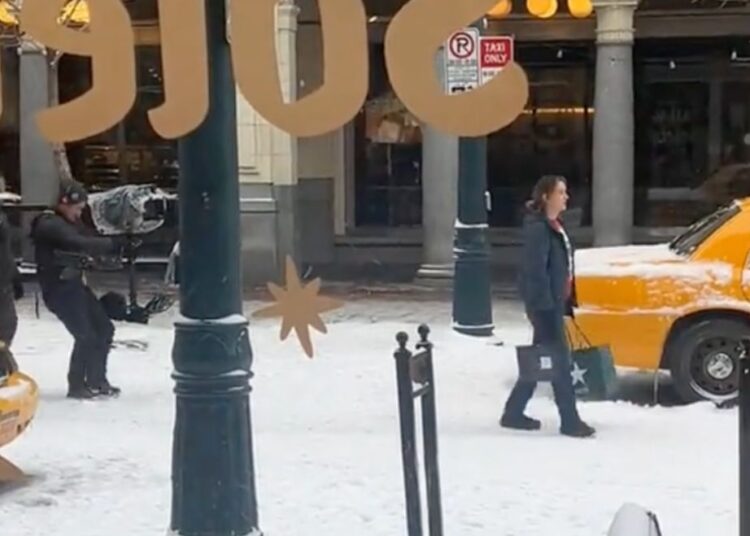 Estrela de 'Gossip Girl' vista em Calgary enquanto filmava novo filme da Netflix