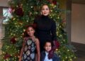 Estrelas decoram para as férias de 2025: Khloe Kardashian, Selena Gomez