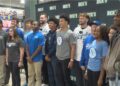 As estrelas locais do Kansas City Royals, Carter Jensen e Noah Cameron, colocaram seus chapéus de Papai Noel...