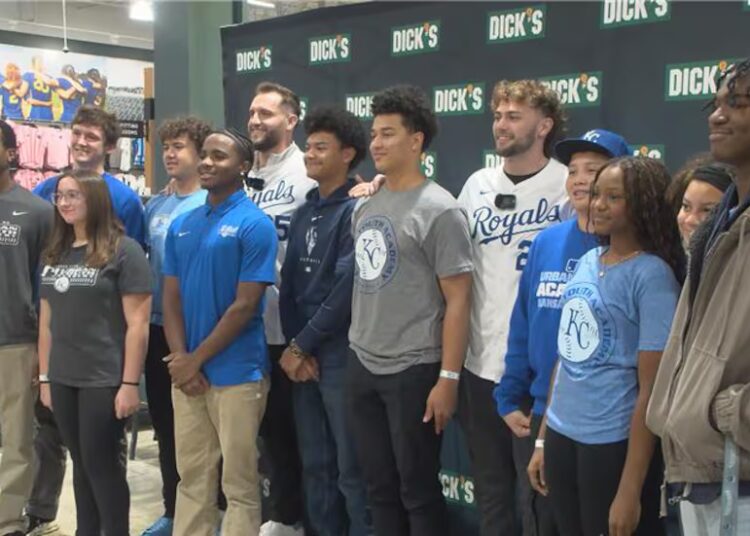 As estrelas locais do Kansas City Royals, Carter Jensen e Noah Cameron, colocaram seus chapéus de Papai Noel...