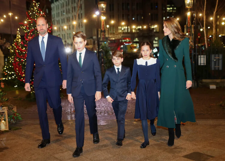 Família real compartilha foto de cartão de Natal, fãs ficam maravilhados com o quanto Charlotte se parece com Kate Middleton