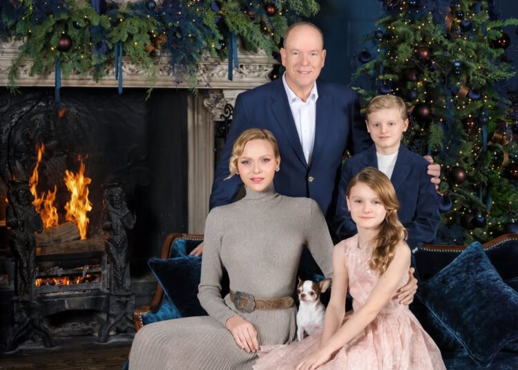 Família real de Mônaco troca suéteres de Natal pelo luxo