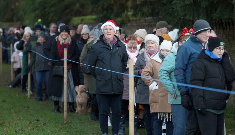 Fãs se reúnem em Sandringham para conhecer a Família Real na missa de Natal | Notícias do Reino Unido