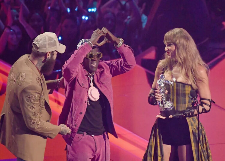 Flavor Flav revela se ele vai ao casamento de Travis Kelce com Taylor Swift