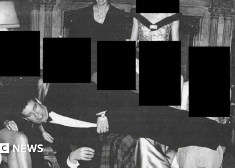 Foto de Andrew deitado no colo em Sandringham em novos arquivos de Epstein
