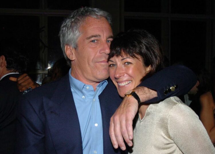 Foto de Andrew que 'horrorizará a família real' tirada na 'festa de sexo e drogas de Sandringham organizada para Epstein e Maxwell'
