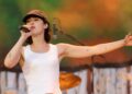 Gracie Abrams se une a Bon Iver e Aaron Dessner na nova faixa emocional “Sold Out”