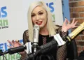 Gwen Stefani canta nova música natalina Hot Cocoa no Rockefeller Center Christmas Tree Lighting