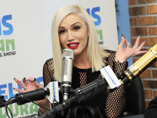 Gwen Stefani canta nova música natalina Hot Cocoa no Rockefeller Center Christmas Tree Lighting