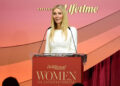 Gwyneth Paltrow fica emocionada ao dizer que a indústria “me deu as boas-vindas” no THR Women in Entertainment Gala