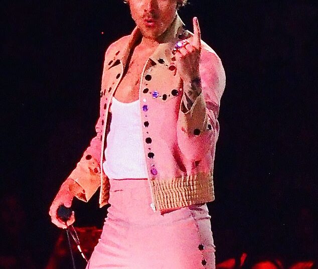 Harry Styles deixa os fãs loucos com novo vídeo e música inédita enquanto ele provoca um retorno mais de dois anos depois de seus shows na Love On Tour