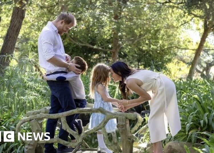 Harry e Meghan abraçam os filhos Archie e Lilibet em foto de Natal