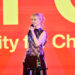 Hayley Williams estabelece limites contra fãs 'racistas' e 'sexistas' em shows