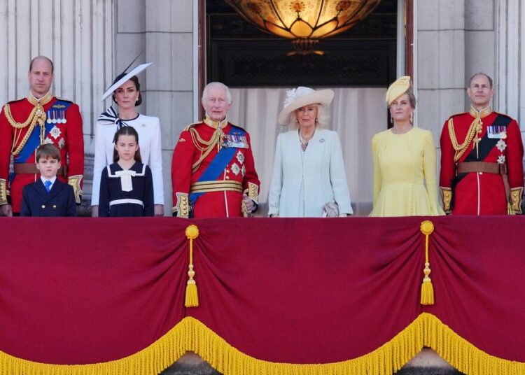 Herói real desconhecido mostra a Andrew, Harry e Meghan como se comportar | Real | Notícias