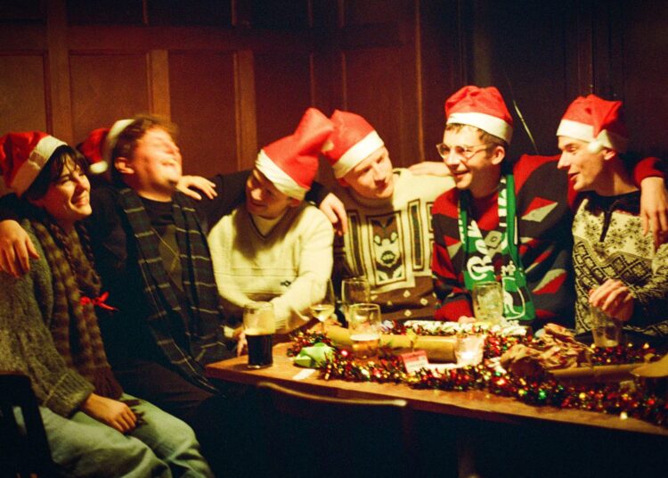 Home Counties compartilham o single festivo 'Better Last Year (Home Counties For Christmas)' e anunciam show de arrecadação de fundos para a Palestina em Londres