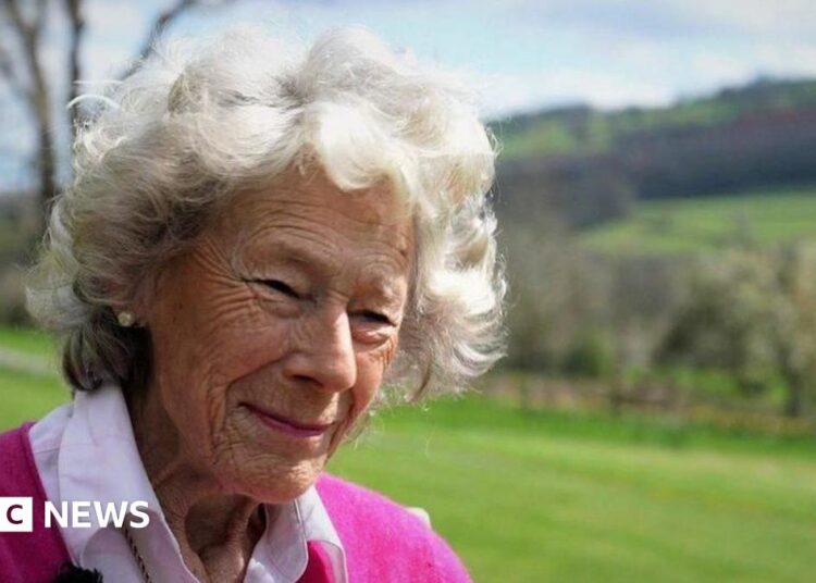 Homenagens prestadas como 'inspiração' Dame Shân Legge-Bourke morre aos 82 anos