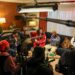 'House Guest' de Scott Evans redefine o programa de entrevistas colocando a vibração em primeiro lugar, as câmeras em segundo