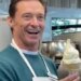 Hugh Jackman se diverte com Charlie Berens no Kegel's Inn em West Allis