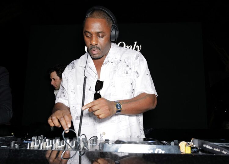 Idris Elba recebe o título de Cavaleiro na lista de honras de Ano Novo do Reino Unido