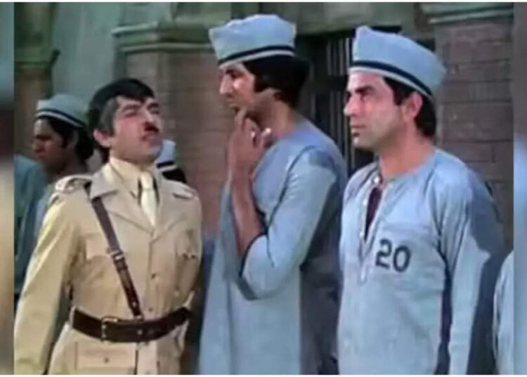'Ikkis': co-estrelas de 'Sholay' Dharmendra e Asrani se reencontram no filme de estreia do neto de Amitabh Bachchan, Agastya Nanda | Notícias de filmes em hindi