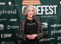 Jane Fonda chama a aquisição da Netflix-Warner Bros. de um 'acordo comercial catastrófico' que 'ameaça toda a indústria do entretenimento'