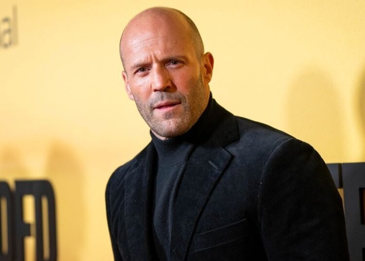 Jason Statham estrela o trailer emocionante do novo filme de ação 'Shelter'