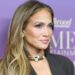 Jennifer Lopez brilha com roupa marrom e recebe prêmio Equity in Entertainment