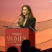 Jennifer Lopez reflete sobre o impacto de 'Selena' e promete continuar “pressionando pela inclusão” ao aceitar o prêmio Equity in Entertainment no THR Women in Entertainment Gala
