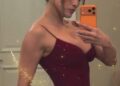 Jennifer Lopez usa um vestido vermelho justo com decote profundo