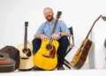 Jesse Smathers cercado por violões.
