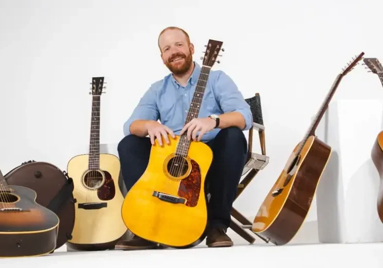 Jesse Smathers cercado por violões.