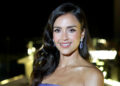 Jessica Alba mostra abdômen tonificado em biquíni estampado durante férias em família