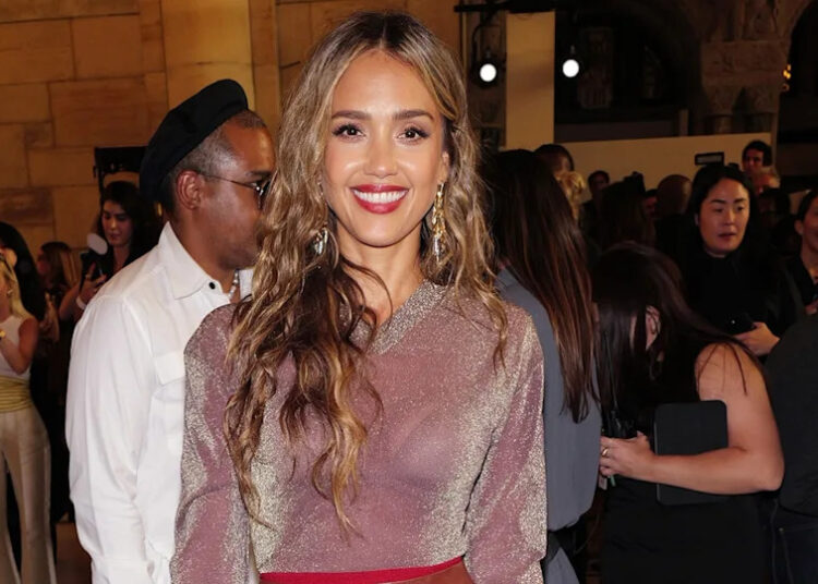 Jessica Alba surpreende ao revelar fotos de biquíni em uma luxuosa escapadela em família