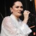 Jessie J quebrou o protocolo real para abraçar Kate Middleton após o câncer | Galeria