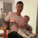Josh Peck e Robby Hoffman debatem onde guardar a menorá durante o Hanukkah