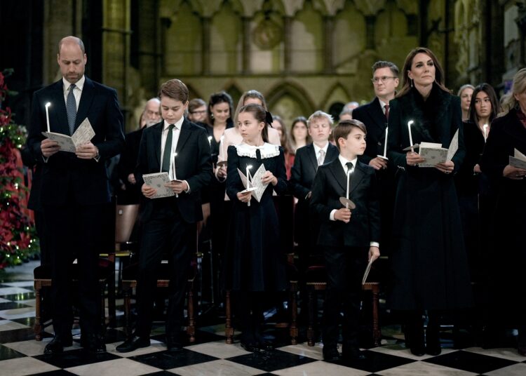 Juntos no Natal: a família da princesa Kate se reúne para um culto de canções de natal repleto de estrelas