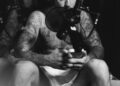Justin Bieber sem camisa provoca novas músicas do estúdio