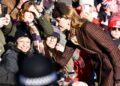 Kate Middleton é o centro das atenções na caminhada real de Natal enquanto Andrew fica congelado