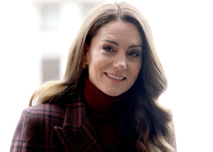 Kate Middleton faz uma visita não anunciada para apoiar o hospital onde recebeu tratamento contra o câncer