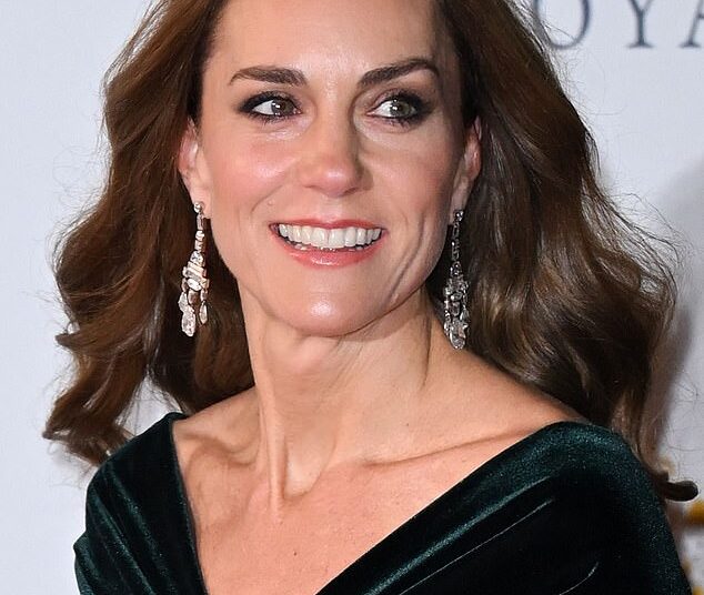 Kate Middleton não consegue resistir aos encantos do doce cachorro no Royal Variety Performance - enquanto a princesa de 'natureza gentil' é vista dando tapinhas em um convidado peludo em um clipe comovente
