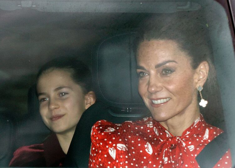 Kate Middleton retorna à festa real de Natal junto com Beatrice e Eugenie